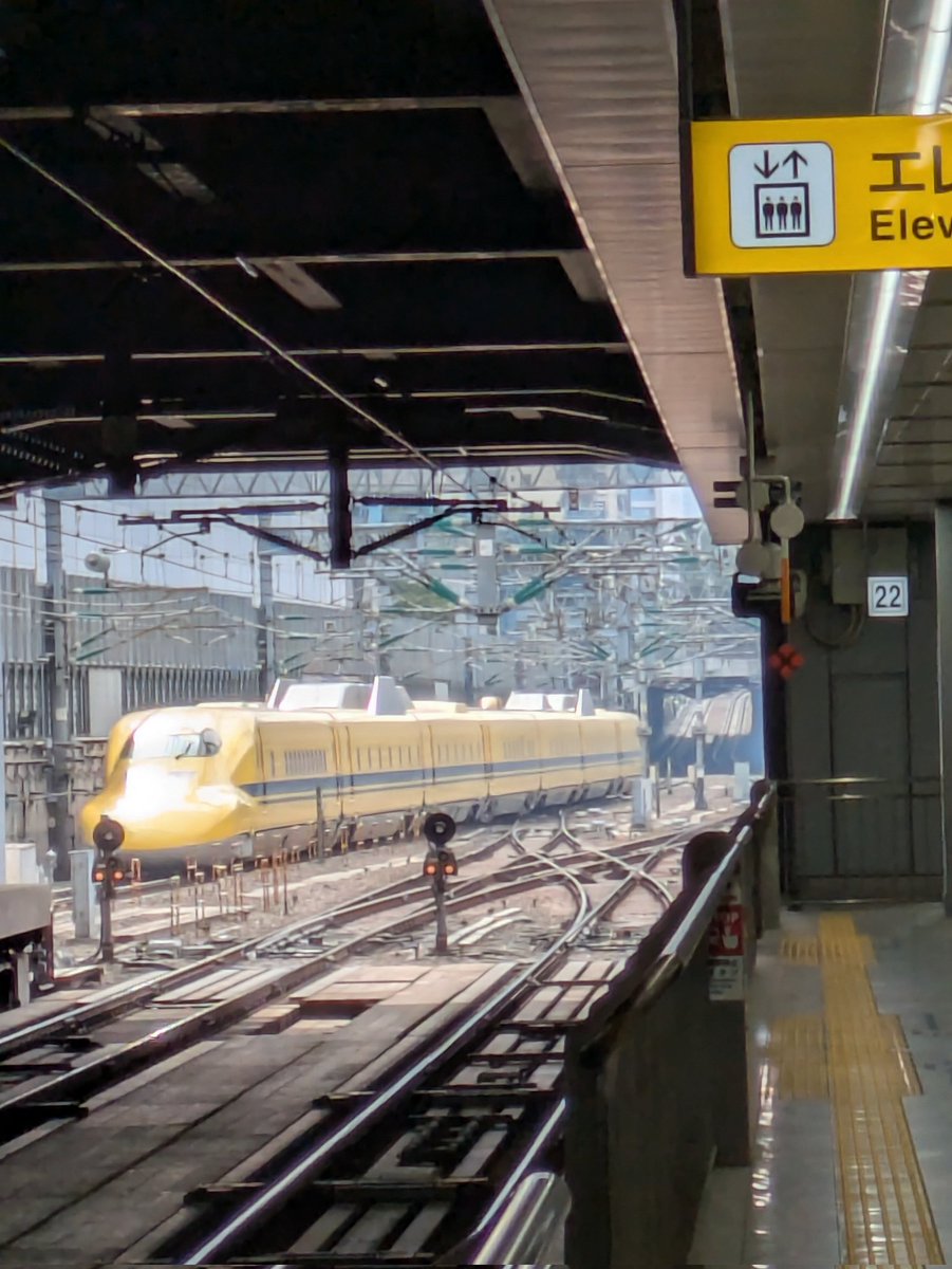 axeshawk's tweet photo. でもドクターイエロー見れたのでちょっとラッキーと思った大阪府民です https://t.co/Rp33jEst8z