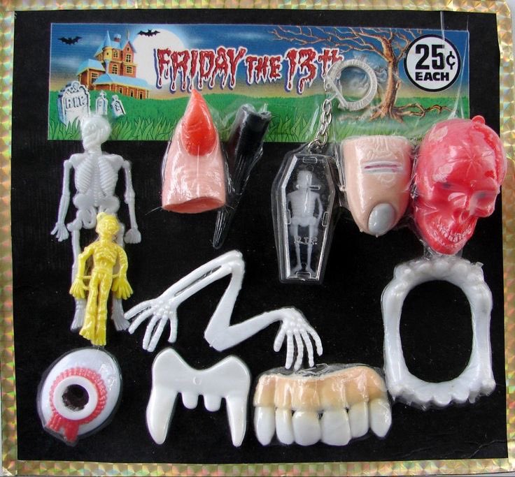 hauntorama's tweet image. Vintage gumball cards. 
#novelties #vendingmachine #horrorfamily #horrortoys #horrornerd