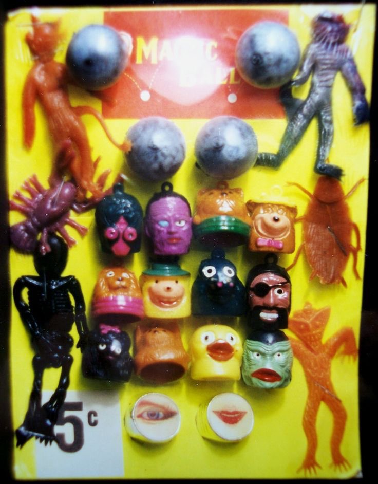 hauntorama's tweet image. Vintage gumball cards. 
#novelties #vendingmachine #horrorfamily #horrortoys #horrornerd