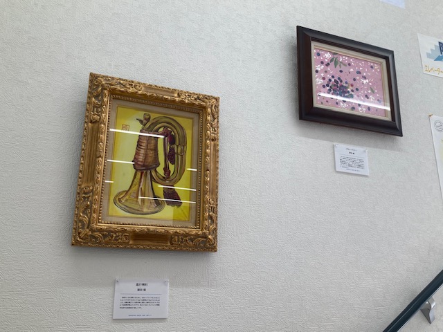 【新展示】浜松学芸高等学校🎨芸術科美術コース
日本画展示がスタートしました🖼️
水彩絵具で着色はなく
今回は本格的な岩絵具で描かれた作品の数々🖌️
是非店頭でご覧ください✨
＃画材　＃浜松書店