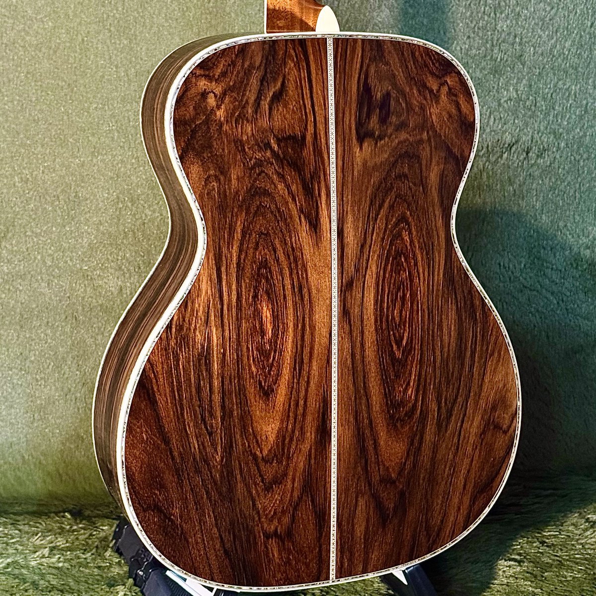 acoustic_gp's tweet image. 【すんごいのが2本入荷しました】

昨日の棚卸の疲労が吹き飛ぶほどの、絢爛で豪快な2本が入荷しました。

続報をお待ちください・・・。

#Martin 
#CustomShop
#アコギ 
#弾き語り 
#アコプラ