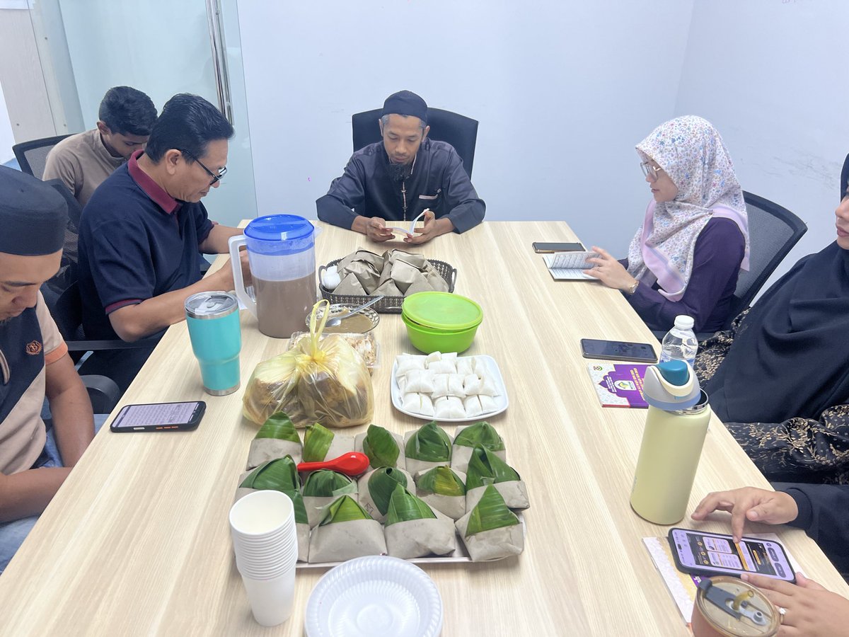 pmrt_package2's tweet photo. Alhamdulillah, sedikit jamuan selepas bacaan Yasin. Terima kasih kepada team yang menyumbang dan menjayakan penyediaan makanan. https://t.co/aQRq0hhN5O