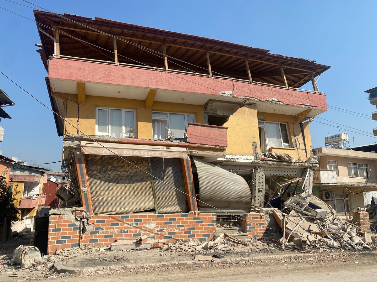 alibal_gs_'s tweet photo. Yaşandı ve Bittimi Sanıyorsunuz #deprem https://t.co/sy0CBpndOx