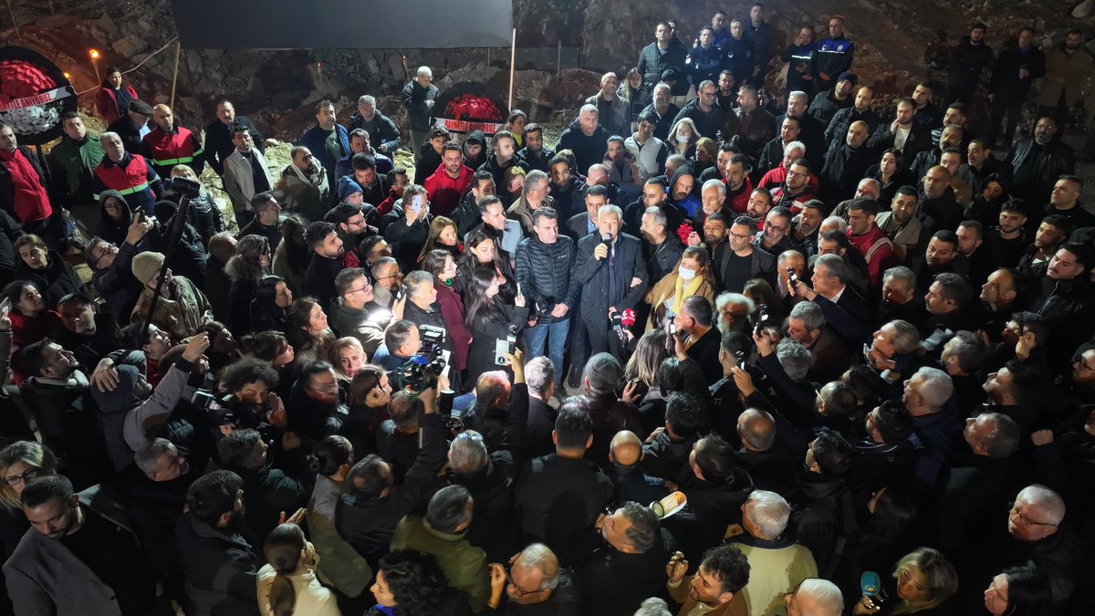 Türkiye’nin en karanlık, en acı günlerinden biri olan 6 Şubat depremlerinin yıl dönümünde, Alpargün Apartmanı’nda hayatını kaybeden canlarımızı anmak için kıymetli aileleriyle bir araya geldik.

Büyük bir acının izlerini hâlâ yüreğimizde taşırken; Silivri’den çıkar çıkmaz bu