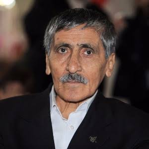 "Bozkurt zannedersin baktım tasmalı, kimi ülkücüyüm diyor, kimi Osmanlı, şu mevlevi musluğunu biraz kısmalı, Türkün öz yurdunda Türk arıyorum."

💬 Abdurrahim Karakoç