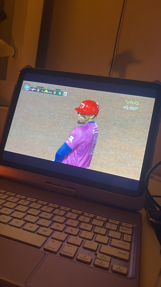sariiby's tweet photo. Pero y ese horrible uniforme que tiene nuestro equipo! Morado, azul y el casco rojo entonces 😂😂 https://t.co/wMoW3yNpbZ