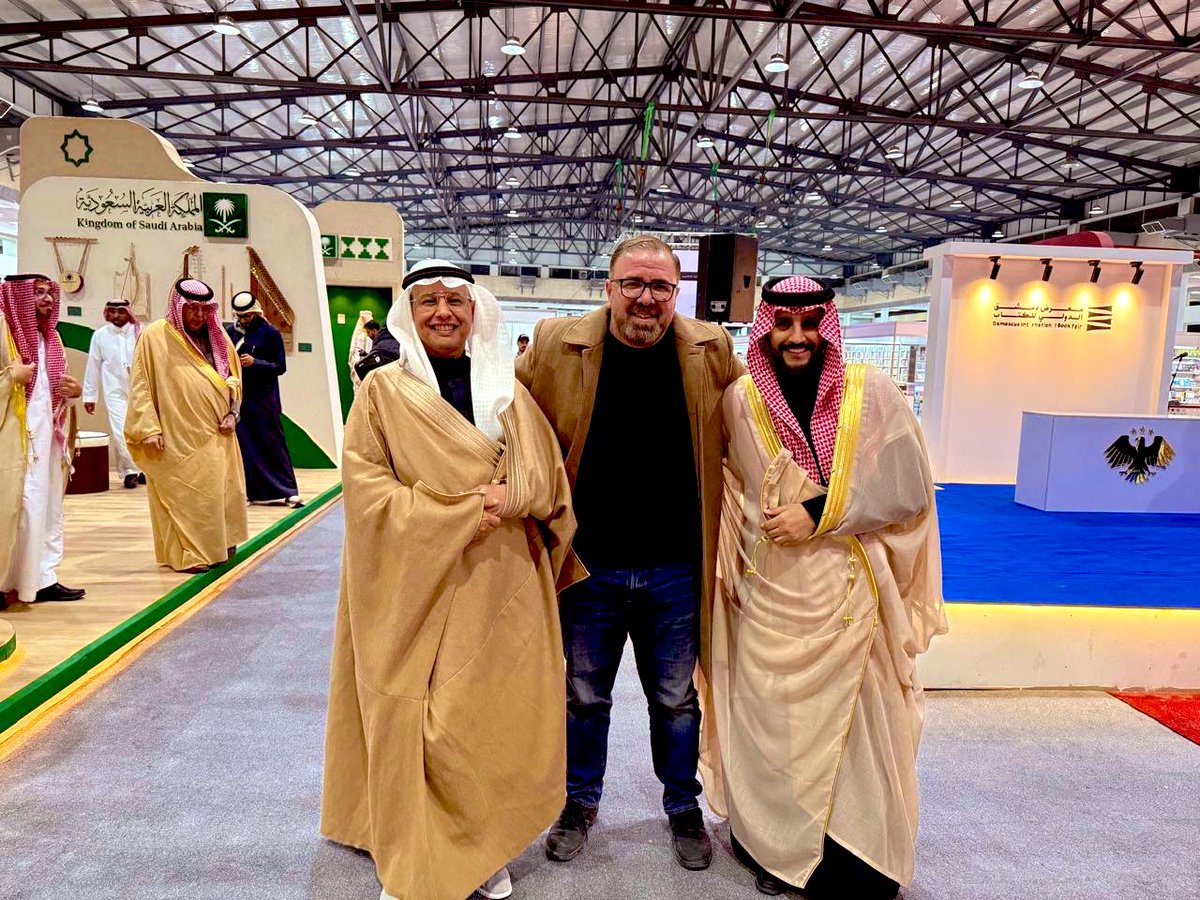 إنَّا في #دمشق حقًا …
مابين الأحبة ضيوفنا الكبَار <a href="/alrougui/">مالك الروقي</a> و <a href="/amdsmr1/">أحمد السماري</a> نورت البلد اي والله 🇸🇾💚🇸🇦 
#الجمهورية_العربية_السورية 
#المملكة_العربية_السعودية 
#معرض_دمشق_الدولي_للكتاب <a href="/DIBFSYR/">معرض دمشق الدولي للكتاب</a> 
<a href="/SalonAdb/">صالون ضاد الثقافي</a>