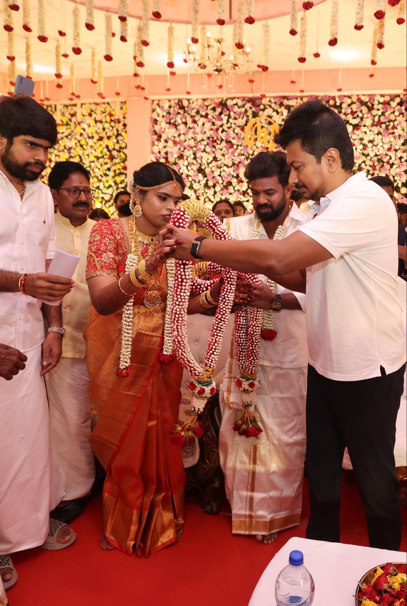 Udhaystalin's tweet photo. முன்னாள் ஒன்றிய அமைச்சர், கழக உயர்நிலை செயல்திட்டக் குழு உறுப்பினர் அண்ணன் எஸ்.எஸ்.பழனிமாணிக்கம் அவர்களுடைய சகோதரர் எஸ்.எஸ்.ராஜகுமாரன் அவர்களின் மகள் ஐஸ்வர்யா - மருத்துவர் வெங்கடேஷ் ஆகியோரின் திருமணத்தை தஞ்சாவூரில் இன்று நடத்தி வைத்தோம்.

தந்தை பெரியாரும் - சுயமரியாதையும் போல், பேரறிஞர் அண்ணாவும் - மாநில உரிமையும் போல், முத்தமிழ் அறிஞர் கலைஞரும் - தமிழுணர்வும் போல், கழகத் தலைவர் அவர்களும் - உழைப்பும் போல் மணமக்கள் பல்லாண்டுகள் சிறப்புடன் வாழ எனது அன்பும் - வாழ்த்தும்! 

@Anbil_Mahesh @Govichezhian #DuraiChandrasekaran