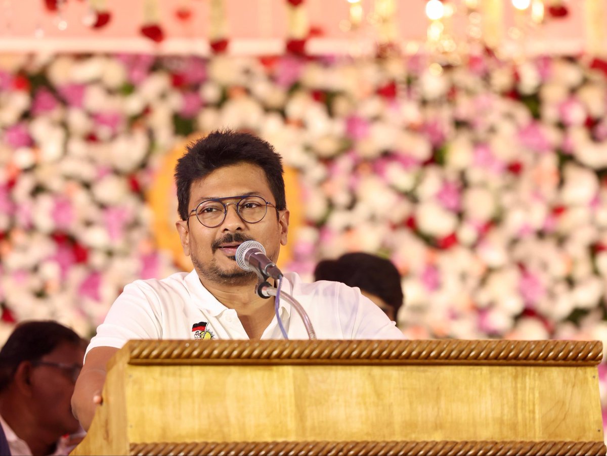 Udhaystalin's tweet photo. முன்னாள் ஒன்றிய அமைச்சர், கழக உயர்நிலை செயல்திட்டக் குழு உறுப்பினர் அண்ணன் எஸ்.எஸ்.பழனிமாணிக்கம் அவர்களுடைய சகோதரர் எஸ்.எஸ்.ராஜகுமாரன் அவர்களின் மகள் ஐஸ்வர்யா - மருத்துவர் வெங்கடேஷ் ஆகியோரின் திருமணத்தை தஞ்சாவூரில் இன்று நடத்தி வைத்தோம்.

தந்தை பெரியாரும் - சுயமரியாதையும் போல், பேரறிஞர் அண்ணாவும் - மாநில உரிமையும் போல், முத்தமிழ் அறிஞர் கலைஞரும் - தமிழுணர்வும் போல், கழகத் தலைவர் அவர்களும் - உழைப்பும் போல் மணமக்கள் பல்லாண்டுகள் சிறப்புடன் வாழ எனது அன்பும் - வாழ்த்தும்! 

@Anbil_Mahesh @Govichezhian #DuraiChandrasekaran