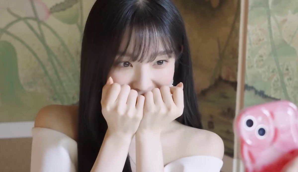 It's been a long time since Irene had this real bangs