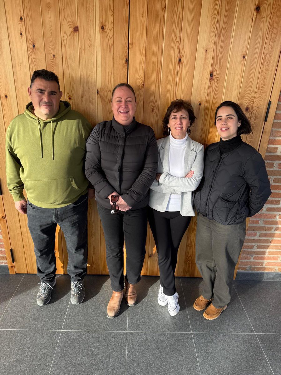 AmarzoaVV's tweet photo. Welcoming @BethWillard to @perroverde_  in @DORueda 🍇

Tasting new vintages of La Locomotora, @fenomenalrueda &amp; @perroverde_ and sharing insights together.
Find the results at @WineExpoParis, @DORueda stand 🍷

#PerroVerde #DORueda #Verdejo #WineParis #SpanishWine https://t.co/6bG5DSsD0t