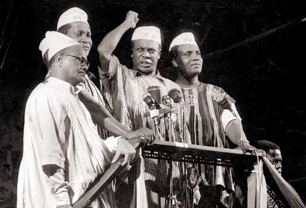 AfricaFirsts's tweet photo. Kwame Nkrumah, Ghana’s first and greatest of all time president, adorning the prestigious Fugu (Batakari) attire while announcing the independence of the country 🇬🇭. https://t.co/z7d7TiJKLO