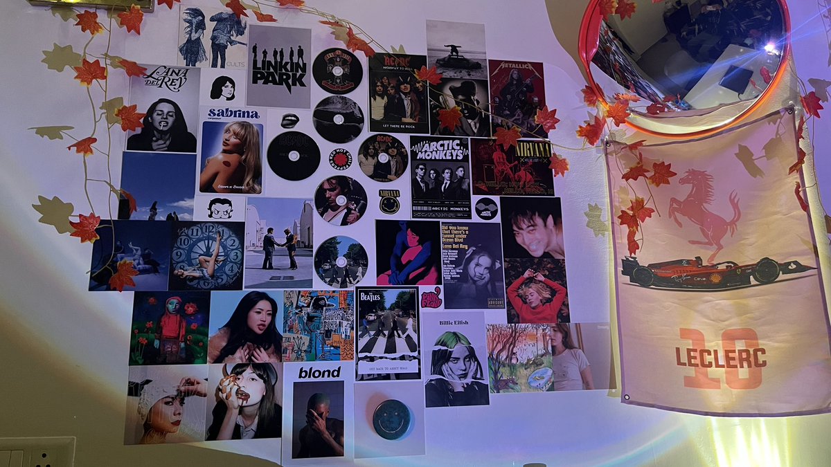 billuinred's tweet photo. room decor 2/3 - getting a job is not as bad as they say https://t.co/x570nVLQWG