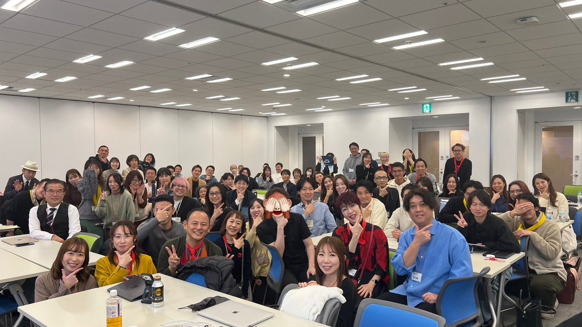 osaruproducer's tweet photo. 本日は受講生主催の名古屋オフ会です！

普段は東京・大阪で毎月オフ会を開催していますが

名古屋は受講生だけでリーダーを決めて運営してくださっていて、それが継続して行われているのがすごいです！

今回は特別ゲストとして参加させていただきました🐵
名古屋オフ会でも作業会＋懇親会を実施してます

受講生主催のオフ会なのに
約100名もの受講生が参加
正直、圧巻です

オフ会の価値は

✅最新の情報が知れる
✅基準値が上がること
✅交流を通じて人脈が得れる

など、
成果を出す人がどんどん増えています

やはり根底にあるのは、
小手先のテクニックではなく、

「マインドと考え方」

世の中の多くの手法は

「やり方」「ノウハウ」「小手先」
ばかりになりがちですが

僕が一貫して意識しているのは
マインドと考え方の設計です

ここが決まれば
手法はいくらでも後から乗せられる

そして何より
普段から名古屋オフ会を運営してくださっている運営スタッフの皆さん
本当にいつもありがとうございます

今後も名古屋オフ会は
時々にはなりますが、
僕自身も参加できるようにします

ぜひ、名古屋オフ会にも参加してください

そして今月は
大阪オフ会も開催予定です
こちらも、ぜひお越しください