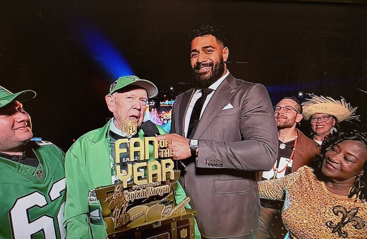 A Philadelphia Eagles fan, Ed Callahan, won the NFL fan of the year award tonight at the NFL Honors. Jordan Mailata was there with him for his acceptance ￼￼￼