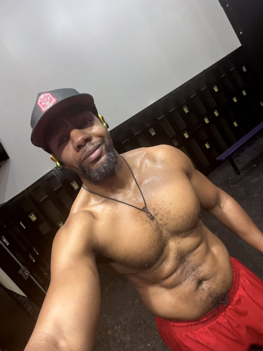 MiCoSlJr's tweet photo. Slowly I am getting in my zone and passing where I thought I would be. Day by day, goal by goal… going to reach greatness on my terms. #HolisticJourney #TheJourney #ShirtlessMen https://t.co/4KZ7sQnM07