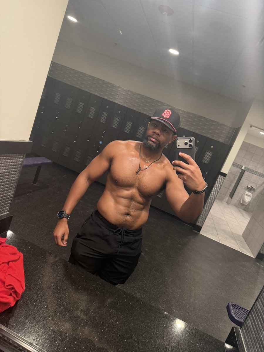 MiCoSlJr's tweet photo. Slowly I am getting in my zone and passing where I thought I would be. Day by day, goal by goal… going to reach greatness on my terms. #HolisticJourney #TheJourney #ShirtlessMen https://t.co/4KZ7sQnM07