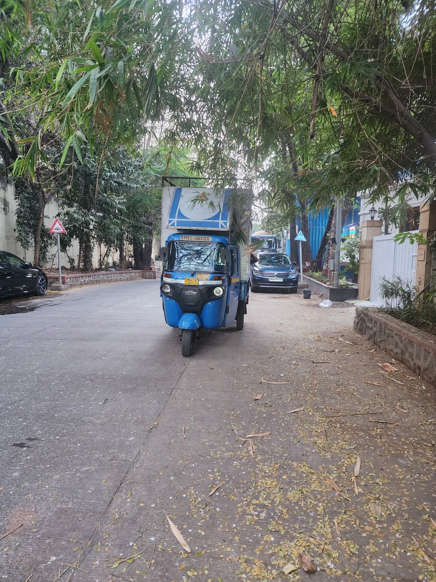hunterwala's tweet photo. @mybmc @mybmcWardHW @MumbaiPolice defacing public property at pali hill bandra west 6 Feb 26 7.30 am kindly file FIR sum moto @JustSnabbit @toi https://t.co/N5zxBGtG63