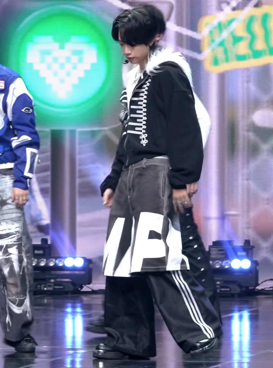 sober4thisshit's tweet image. ห่ะ อันนี้คือน้องเน้กถ่ายรุปให้น้องไทย หรือนางแค่ยืนอยุ่ตรงนั้นเฉยๆ...