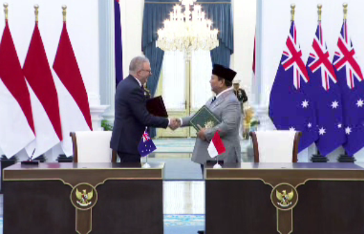 stephendziedzic's tweet photo. PM Anthony Albanese and Indonesian President Prabowo Subianto sign the new Australia-Indonesia defence treaty in Jakarta https://t.co/Oz6rqyLn8p
