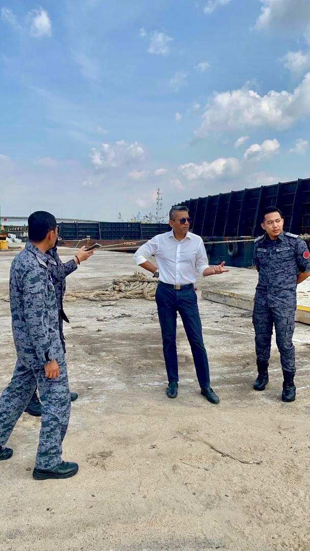 GengKNegara's tweet photo. LETAK PEGAWAI KANAN PDRM DI PELABUHAN KLANG TINDAKAN BIJAK

Keputusan meletakkan seorang pegawai kanan Polis Diraja Malaysia (PDRM) sebagai komander di Pelabuhan Klang satu tindakan bijak berikutan ia membawa kepada beberapa kejayaan dalam tempoh singkat.

Ini kerana https://t.co/P2lQza1Mr3