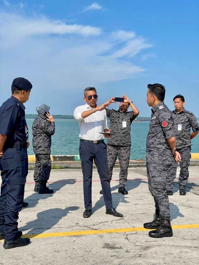 GengKNegara's tweet photo. LETAK PEGAWAI KANAN PDRM DI PELABUHAN KLANG TINDAKAN BIJAK

Keputusan meletakkan seorang pegawai kanan Polis Diraja Malaysia (PDRM) sebagai komander di Pelabuhan Klang satu tindakan bijak berikutan ia membawa kepada beberapa kejayaan dalam tempoh singkat.

Ini kerana https://t.co/P2lQza1Mr3