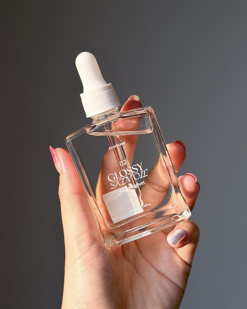 new5u's tweet photo. ตัวหอม ผิวฉ่ำเป็นแก้วเป็นแสงมากเทออออ!! ต้องยกให้ออยล์บำรุงผิว Glossy Skin Oil ของเลอโฉม บำรุงผิวให้ชุ่มชื้น ผิวเนียนใส แล้วเนื้อออยล์บางเบา ไม่เหนอะผิว ผิวได้ความฉ่ำโกลว์เล่นแสงมากกกก https://t.co/OErs0cTYI8