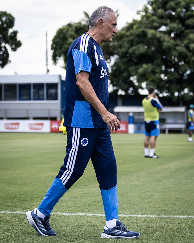 cec_informs_'s tweet image. Seu time na lanterna do campeonato, numa crise fodida, 5 derrotas em 8 jogos.

Eis que o técnico chega na coletiva e mete uma METÁFORA SOBRE BOXE e chama o Kauã Moraes de lateral box-to-box. 

Foda-se. Eu não apoio mais, que vá pra casa do caralho.