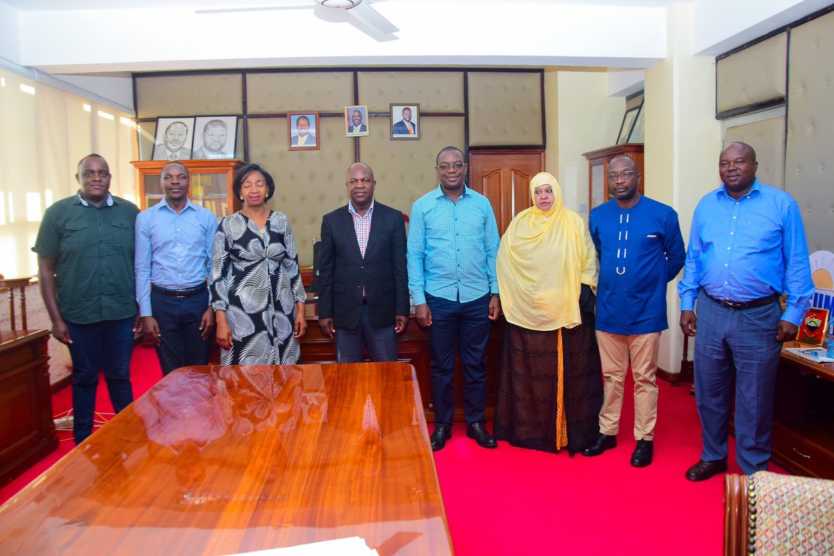 coin_1099's tweet photo. This is how we started our day in the lakeside City of Kisumu… a courtesy call at the Governor’s office where we had a fruitful engagement with the Deputy Governor HE @ochieng_owili who shared with us very important insights… #Coin10OnTheRoad https://t.co/318F1wVzwD