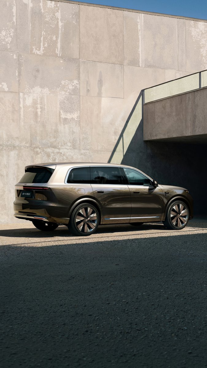 thinkercar's tweet photo. Official photos of the all-new #LiAuto L9 are out! The Livis Edition is priced at RMB 559,800 and is set to launch in Q2 this year.
Key tech specs:
- Dual self-developed 5nm M100 chips deliver 3x the effective computing power of NVIDIA Thor-U.
- 360-degree full-coverage lidar
- World’s first full by-wire chassis — includes steer-by-wire, 4-wheel steering, and world's first full electronic mechanical brake (EMB)
- 800V fully active suspension system