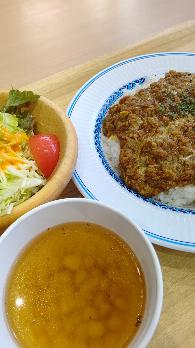 TMetabo's tweet photo. お昼はキーマカレー。サラダにスープはコーンがたっぷり。それでお値段今どきなんと、700円❕️ごちそうさま🍴
＃キーマカレー #ランチ https://t.co/mo8crR8wPn