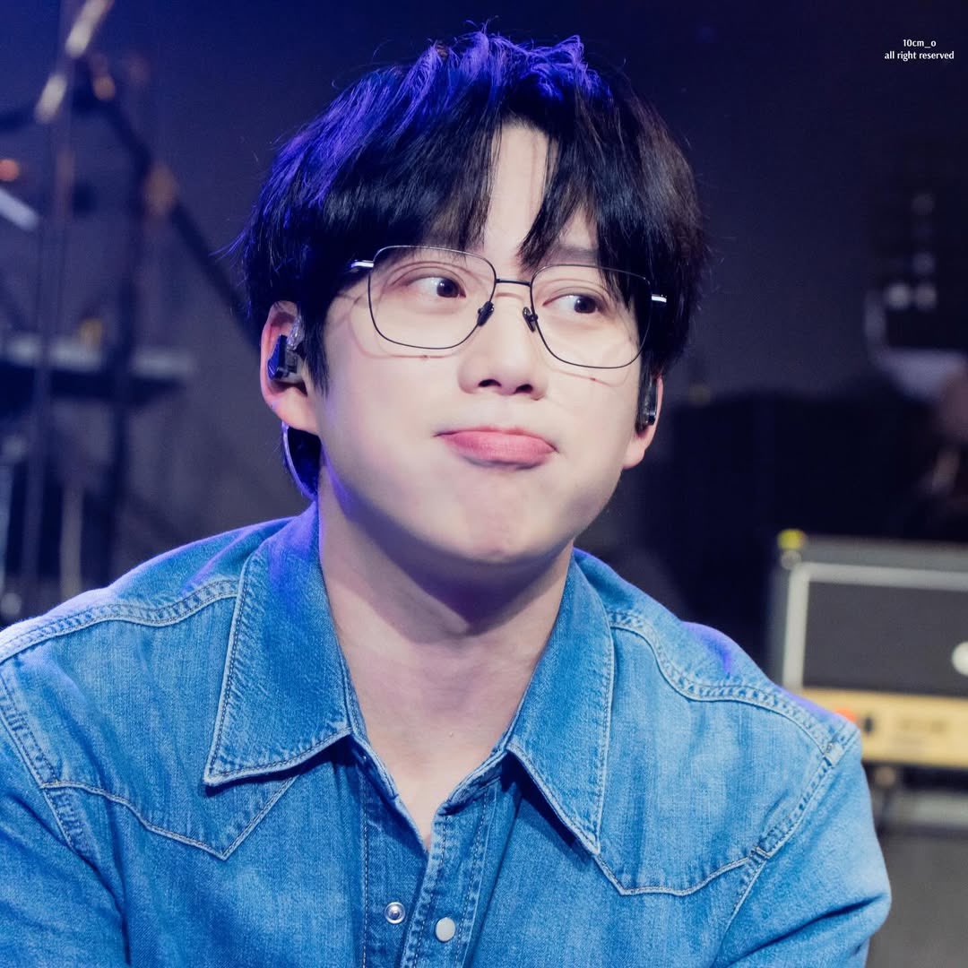 10cm_o's tweet photo. 안녕하세요. 서울 2주차 나눔은 ‘무인��� 나눔으로 진행될 예정입니다. (2/7, 2/8) 
나눔 전 공지 예정이며 오셔서 편하게 가져가 주세요.
추가로 아래 ‘인화사진’ 소량 함께 둘 예정이니 가져가 주세요. 
감사합니다. 
알티해 주신 분들 감사합니다 ☺️

#권정열 #십센치 https://t.co/gzkHTnWB4t