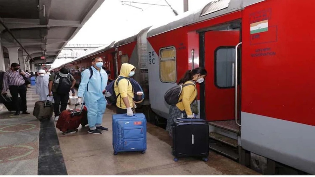 Indianinfoguide's tweet photo. 🚨RAC Passengers without full berth must get partial refunds on train tickets, Says Parliamentary Committee https://t.co/GIO9VXkEdJ
