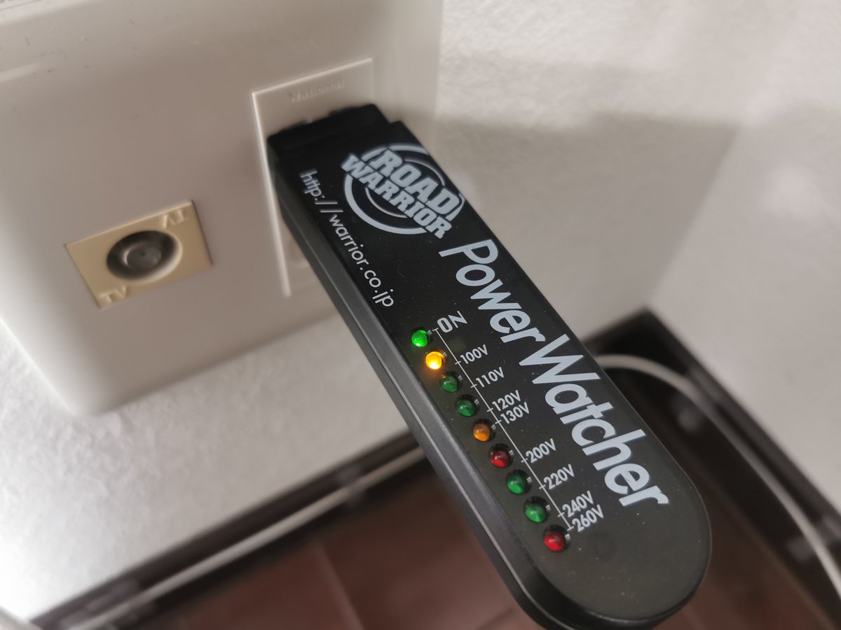 コンセント挿す前に何V来てるか簡単に見れるやつ