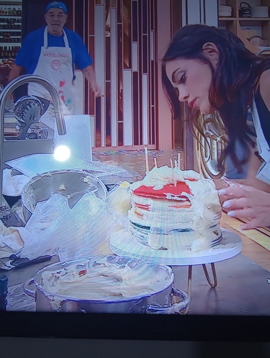 Sol69748008's tweet photo. La crema de Miguel tenía esa mancha en el bowl y ahí está la prueba de que la forra de Emilia se la robó.. espero que la sancionen..  #MasterChefCelebrityArgentina https://t.co/0VvboorSyU