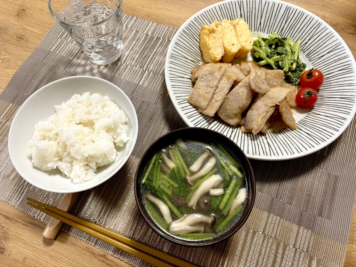 qOOcube's tweet photo. 卵焼きは卵豆腐を混ぜて作るとふわふわになる✨というポストを昔見た記憶があり、今回試してみたら大成功でした😸
卵・卵豆腐・付属のタレだけでふわふわに作れておいしい〜🤤
▫️豚肉のみそ漬け焼き
▫️ふわふわ卵焼き
▫️小松菜としめじのおみそ汁
#おうちごはん #料理記録 #料理好きな人とつながりたい https://t.co/agOKlhzYKF