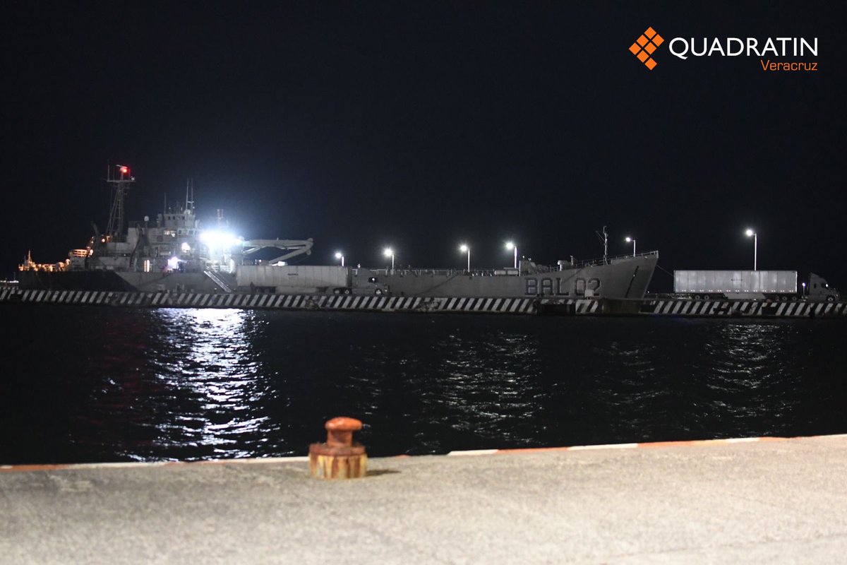 Quadratin_Ver's tweet photo. ⚓🇲🇽 Un buque de la Secretaría de Marina se prepara en el Puerto de Veracruz para llevar ayuda humanitaria a Cuba 🤝📦🇨🇺
Solidaridad que cruza mares. ✨🌊
📸: @tonavarroo 
#Marina #AyudaHumanitaria #PuertoDeVeracruz #Cuba #México #Quadratín https://t.co/cpahnD3gsn