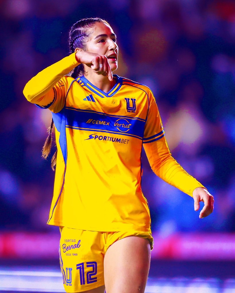 Diana ademas de darnos goles, nos da fotos icónicas de festejo