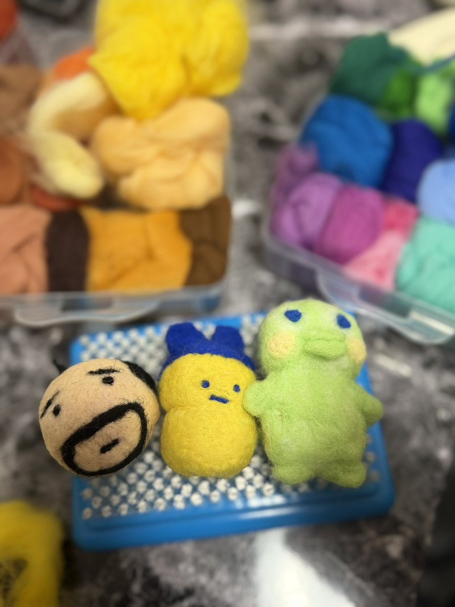 きのちゃん宅で羊毛フェルトを初体験させてもらいました🙏🏻
夕方から鍋作ってお酒を嗜みながら
ちくちくちくちく🐏
お邪魔しました

誰がどのキャラだと思う💭？