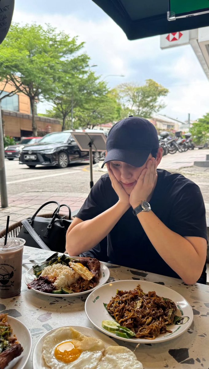 kangbramind's tweet image. meanwhile YoungK had a great time in Malaysia 😊😊