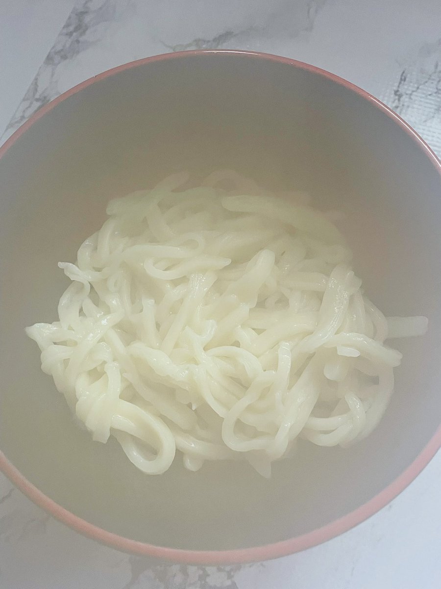 15cooking_'s tweet photo. どーしてもうどんが食べたくて
作っちゃいました😂

小麦粉100g
水50cc
塩4g

お水（ぬるま湯）に塩を溶かして
小麦粉と混ぜて1つになったら
袋に入れてふみふみ🦶
早く食べたかったから5分くらい

市販のとは違うもちもち感😊
満足😋

#手作りうどん
#簡単レシピ https://t.co/CjeiQt4ET7