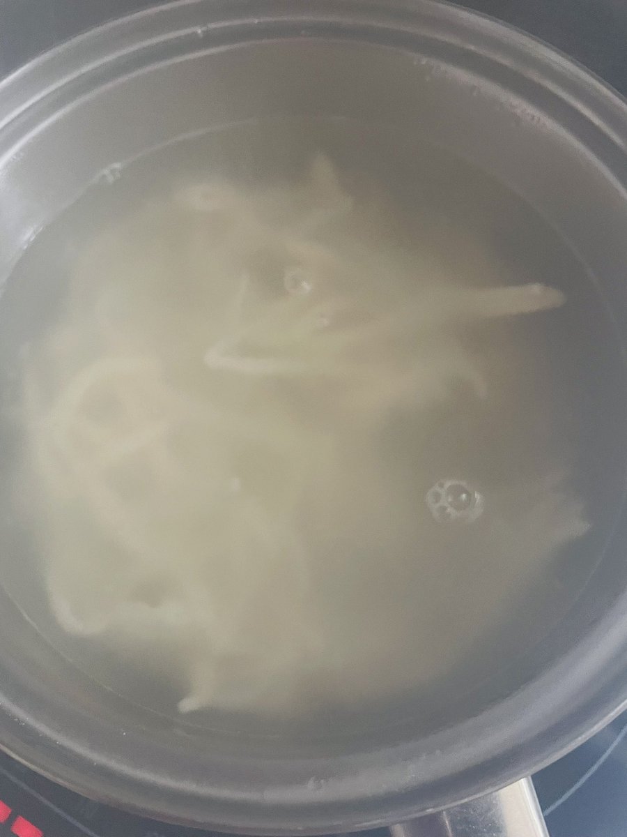 15cooking_'s tweet photo. どーしてもうどんが食べたくて
作っちゃいました😂

小麦粉100g
水50cc
塩4g

お水（ぬるま湯）に塩を溶かして
小麦粉と混ぜて1つになったら
袋に入れてふみふみ🦶
早く食べたかったから5分くらい

市販のとは違うもちもち感😊
満足😋

#手作りうどん
#簡単レシピ https://t.co/CjeiQt4ET7