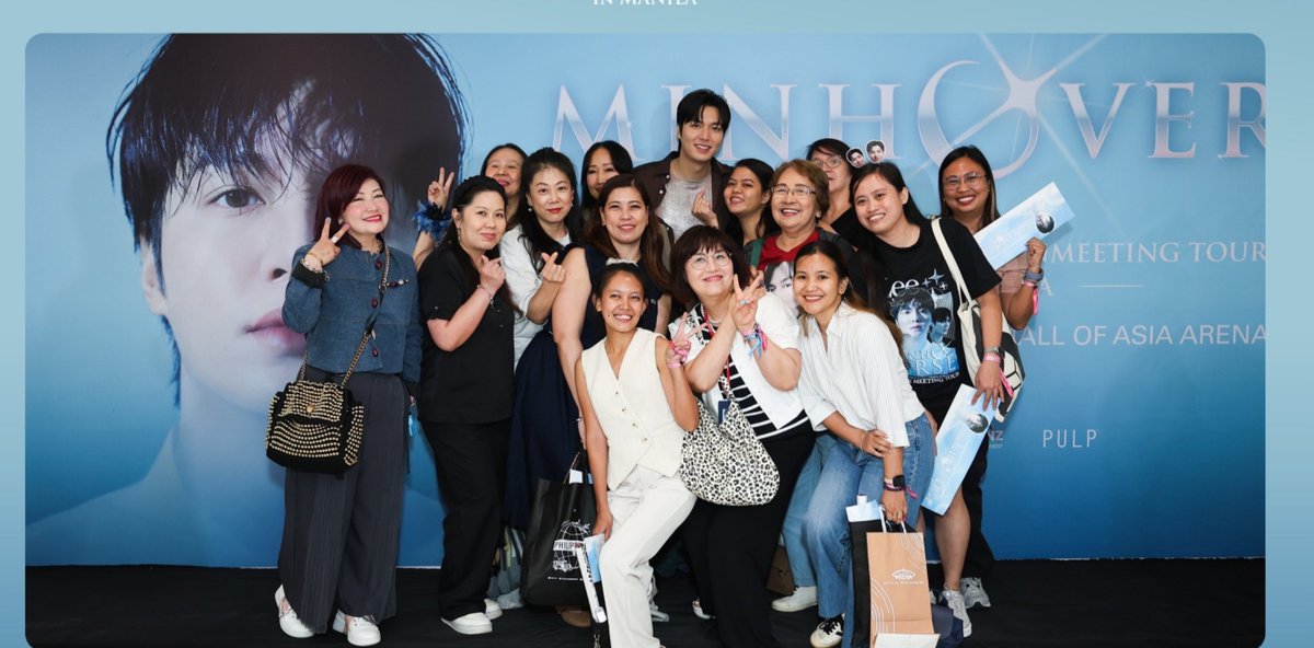 gnatalicio617's tweet photo. @Hwendy2022 @Eul22Lee I saw him also here personally in Philippines during his fan meet
ing April 26,2025, I'm the one in sunglasses with red shirt, so handsome and flawless skin 😍 https://t.co/96k2EucLk1
