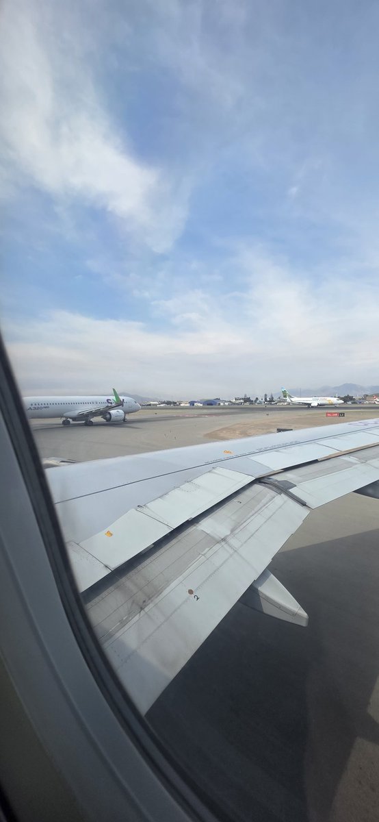 Gloriacasya's tweet photo. @AeroJorgeChavez Hoy por la tarde fue peor que esperar que saliera tu custer del paradero. Los aviones haciendo cola una hora para poder despegar. 🤡😡 https://t.co/cVY5HDhiPj
