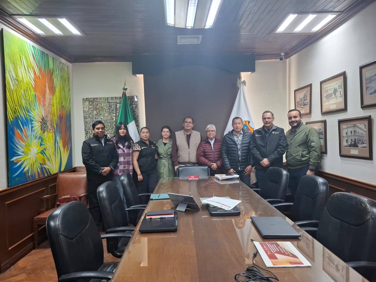 SedenerTam's tweet photo. #ActividadesSEDENER En seguimiento al gobernador Américo Villarreal, el subsecretario Roberto Rendón se reunió con autoridades de Ciudad Victoria para impulsar Electrificación al 100%. Se atenderá falta de luz en colonias periféricas y zonas rurales con recorridos y diagnóstico. https://t.co/KcpdWbWGiW