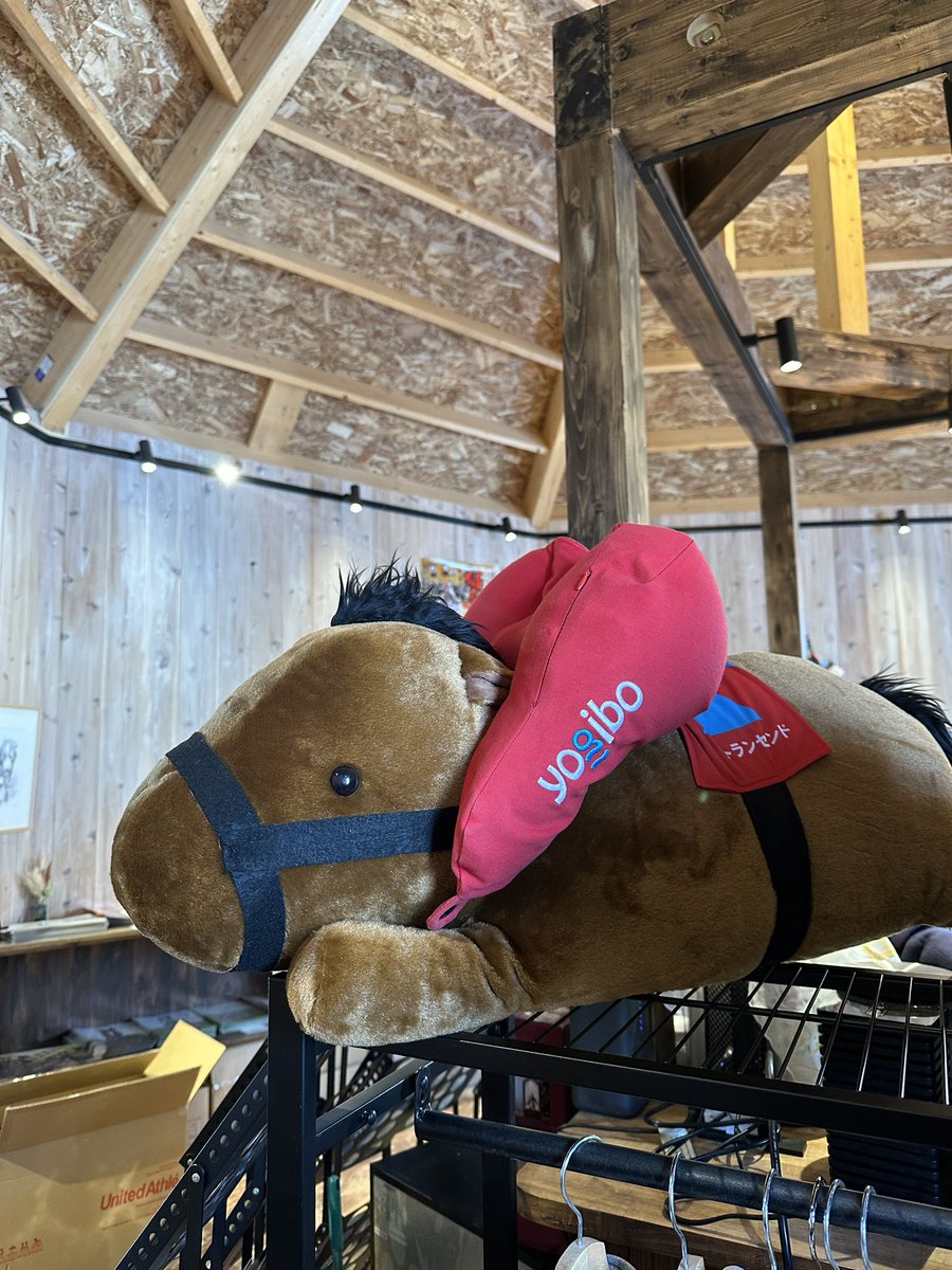 牧場内ショップに
"Yogibo Neck Pillow X Logo"
入荷しました！

社長も出張の必需品として愛用中のネックピロー✨
形が本当によく考えられていて、首をしっかり支えてくれるので、とにかく寝やすいんです。

カラーリングも可愛くて、思わず選びたくなる😍