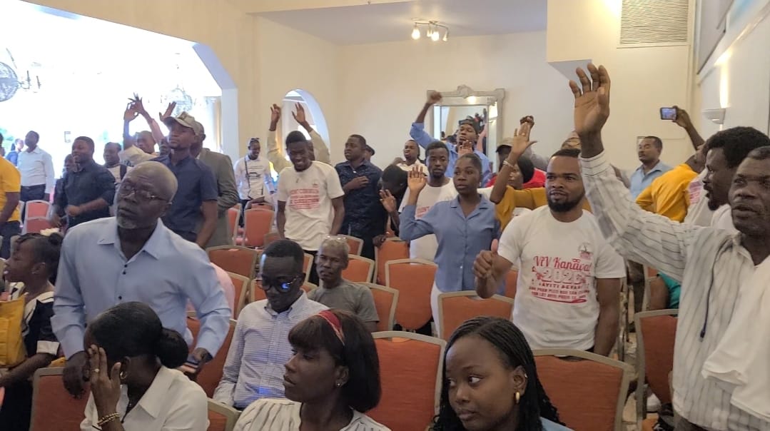‘’ Front commun vers la cours de  cassation’’ ranfòse ak plizyè gwoup politik.Ansyen Depite Serge jean louis ,Dr Fritz Bissereth Ansyen senatè Cemephise Gilles,Pastè Destiné St Pierre  Gilles elatriye kontinye reklame yon jij kou kasasyon pou vin òganize bon eleksyon nan Peyi a.