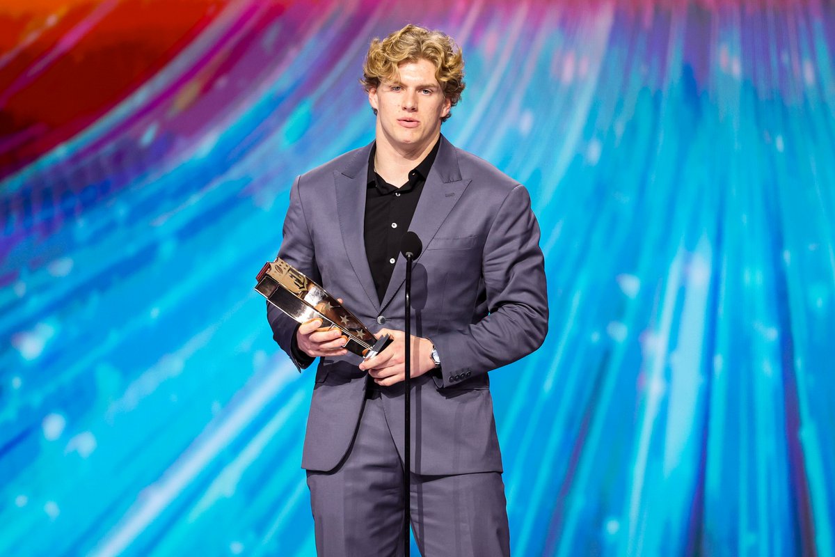 Browns's tweet image. from college walk-on to walking on stage as the DROY 🙌