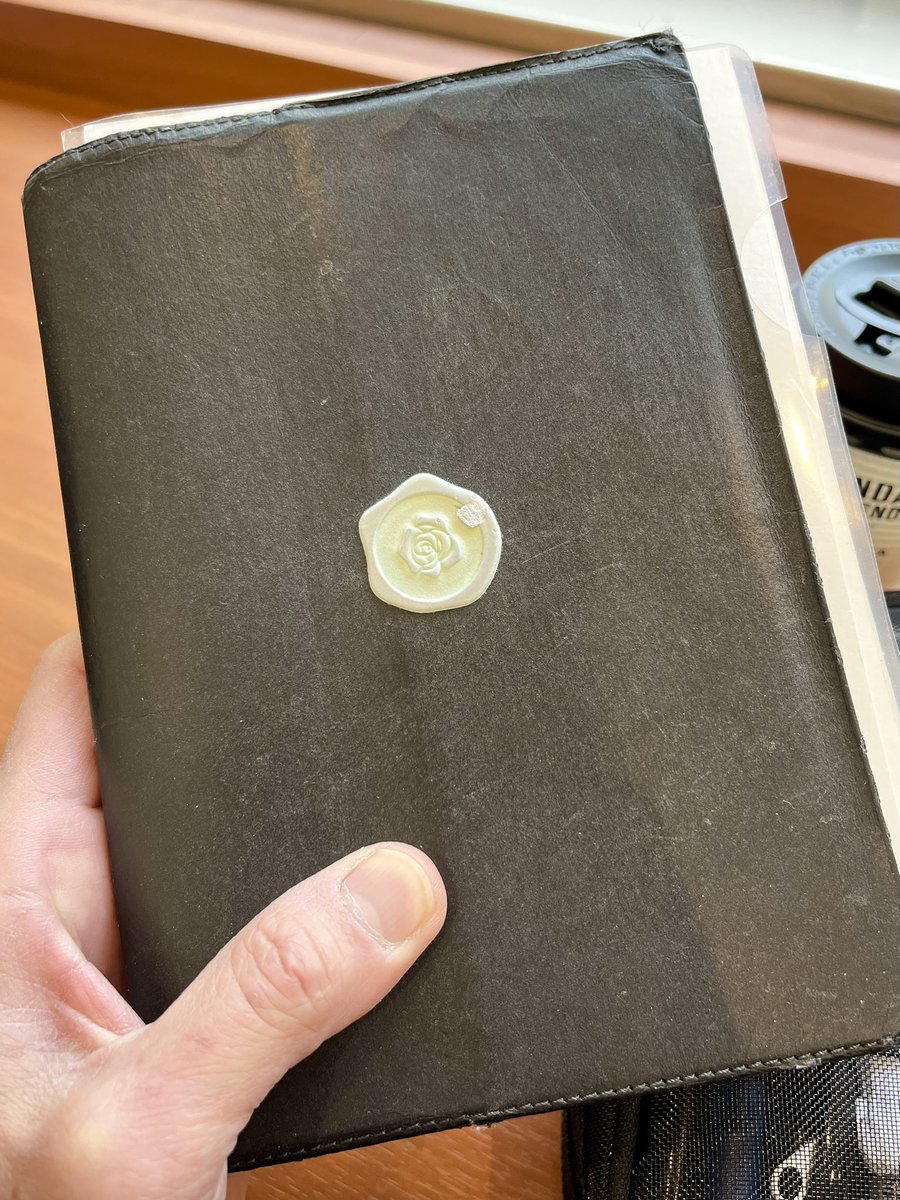 takeyou63's tweet photo. B6サイズの手帳を無印良品のカバーに入れて持ち歩いてて薄くて軽いのがお気に入りだったのが、だんだん挟み込んだメモ紙片も増えてって結構ゴワゴワになってる。でもこの感じ、好きだな。
#文房具 #手帳 https://t.co/17bdhlTg6K