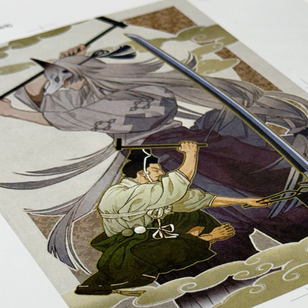 本日、イラストレーターの沙汰先生(<a href="/sata3/">沙汰</a> )より、返礼品の御朱印帳およびポストカードのデザインをお納めいただきました。

デザインは当神社所蔵の御神宝、富岡永洗『小鍛冶宗近製刀之圖』をオマージュして作成いただいたものです。